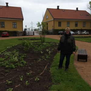 Under vår kalaslördag bjöds det på en unik visning av Marieholms planteringar! Elever på Göteborgs universitets trädgårdslinje har designat trädgårdsmiljön med utgångspunkt i temat Emanuella Carlbeck, grundare av Johannesberg. Evalena Öman, landskapsarkitekt / lärare på Göteborgs Universitet / ledamot i Biosfärområdets valberedning, visade runt.