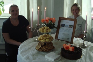 Sån här fin & god tårta firade vi med! Den var bakad av två elever på Vänergymnasiet: Charlotta Johansson och Sara Keskisarja. Tårtorna var framtagna med hållbarhet som en röd tråd rakt igenom: design, val av ingredienser och tillverkningsprocess. Om den var god? JA!