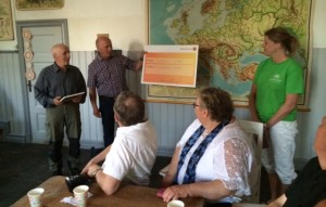 Biosfärområdets ordförande Lennart Bergquist överlämnar stipendiet till Naturskyddsföreningens Håkan Pettersson