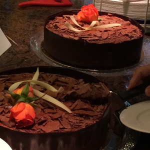 Mumsig biosfärtårta serverades i stor mängd till glada jubileumsfirare!