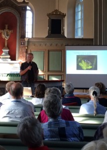 Professor Urban Emanuelsson höll föredrag i Österplana kyrka om hur livsnödvändigt det är med Biologisk mångfald